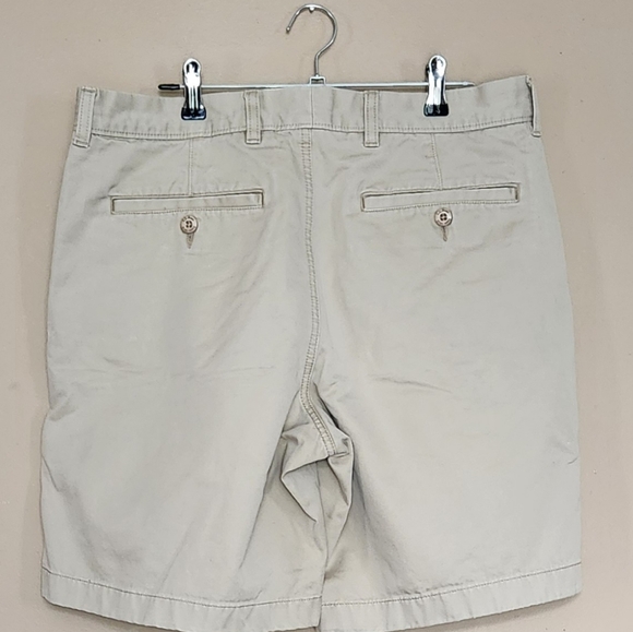 L.L. Bean Shorts Mens Size 33 Beige Standard Fit Chino Flat Front Hiking - Picture 2 of 13